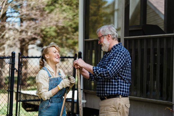 Comment encourager l'autonomie des enfants plus âgés lors de l'arrivée d'un nouveau-né ?